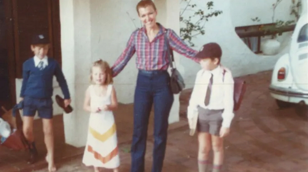 Илон Маск (справа) с мамой, братом и сестрой. Илон Маск (справа) с мамой, братом и сестрой