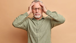 У пожилого мужчины болит голова