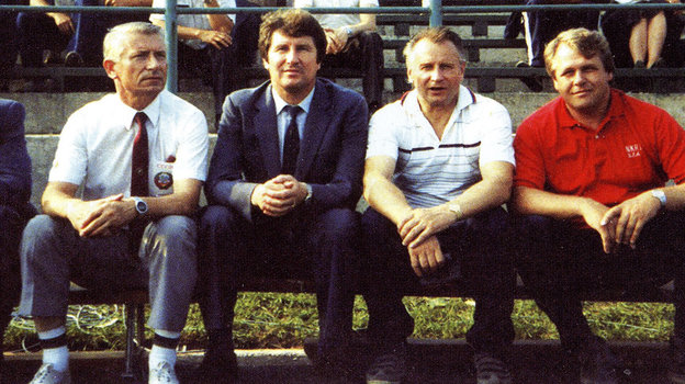 Николай Русак (второй справа) на открытии стадиона в Плещаницах вместе с заслуженным мастером спорта СССР по футболу Эдуардом Малофеевым. Николай Русак (второй справа) на открытии стадиона в Плещаницах вместе с заслуженным мастером спорта СССР по футболу Эдуардом Малафеевым