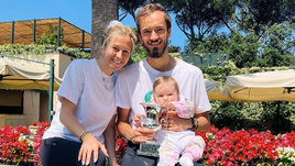 Теннисист Даниил Медведев с женой Дарьей и дочерью