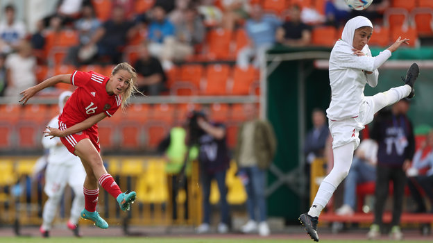 Футболистка Яна Шеина бьет по воротам сборной Ирана