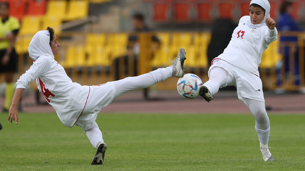 Футболистки Хасти Форужаден и Сахар Рамезаньи