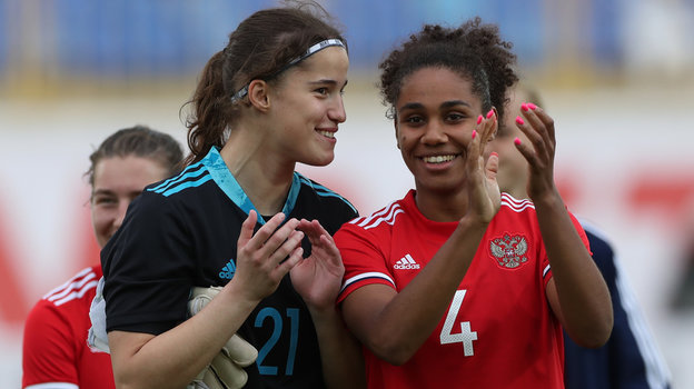 Футболистки Арина Таранченко и Диана Памен Тчато