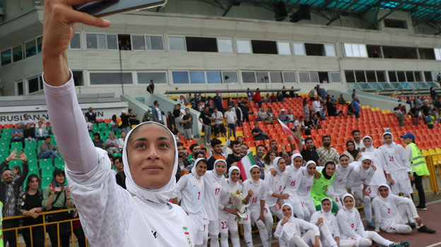 Футболистка Шабнам Бехшт делает селфи с командой