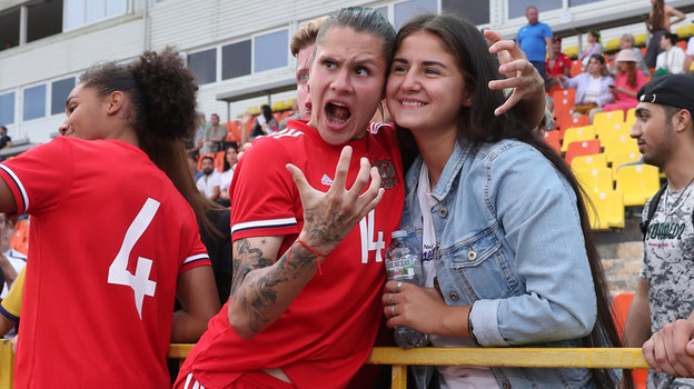 Футболистка Елизавета Семенова общается с болельщиками после матча