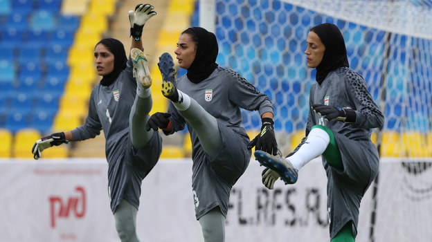Футболистки сборной Ирана разминаются перед матчем