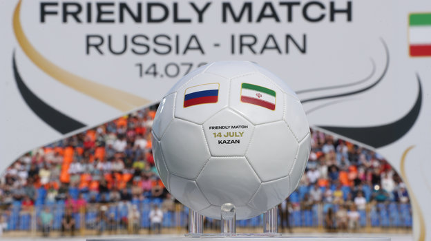 Мяч с флагами сборных России и Ирана
