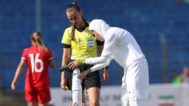 Оказание помощи футболистке сборной Ирана