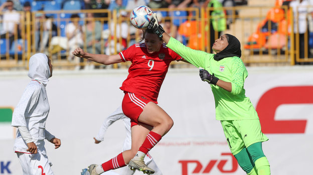 Футболистки Наталья Машина и Захра Ходжави