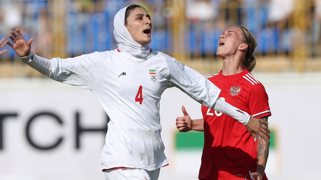 Футболистки Зайнаб Абоспур и Валерия Бизенкова