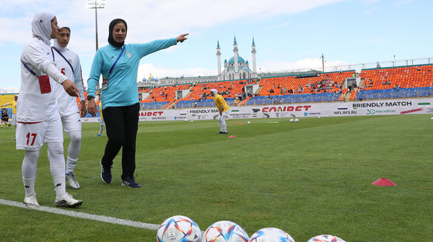 Осмотр поля перед началом матча