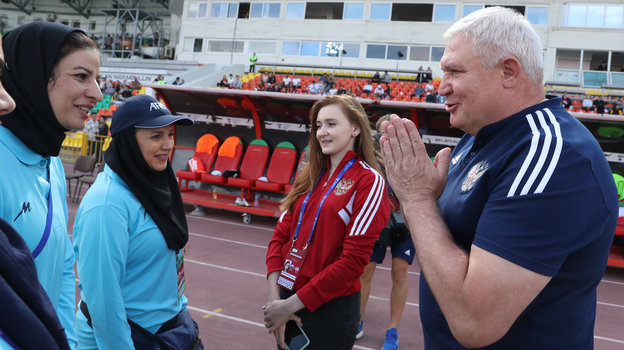 Тренеры сборной Ирана и Юрий Красножан