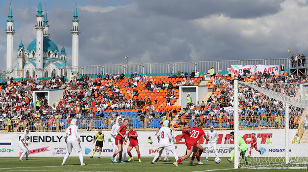 Футбольный матч на фоне мечети Кул Шариф