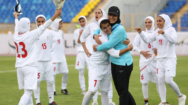 Объятия команды Ирана после игры