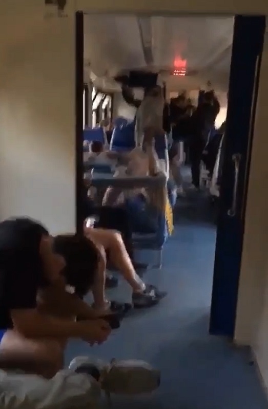 Фанаты, задержанные полицией.