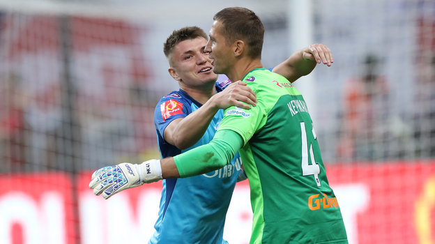 Андрей Мостовой обнимает Михаила Кержакова.