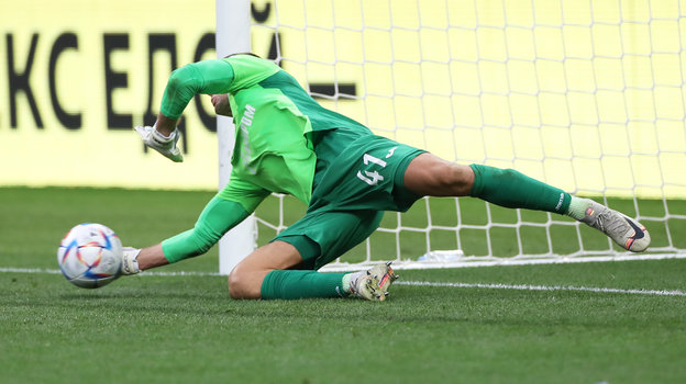 Михаил Кержаков отбивает пенальти