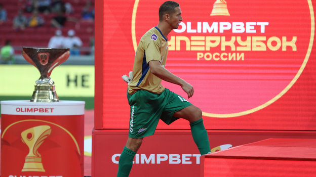 Михаил Кержаков выходит на церемонию награждения