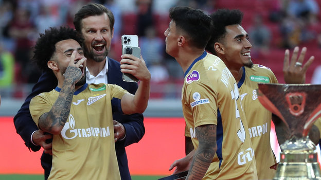 Клаудиньо и Сергей Семак делаеют победное селфи