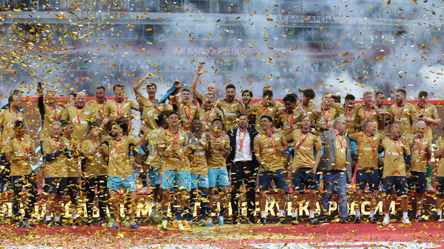 Футболисты «Зенита» празднуют победу в Суперкубке Росси