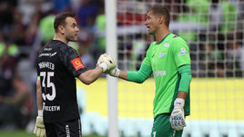 Футболисты Игорь Акинфеев и Михаил Кержаков.