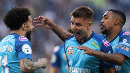 Игроки «Зенита» Клаудиньо, Андрей Мостовой и Малком