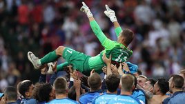 Михаил Кержаков на руках одноклубников.