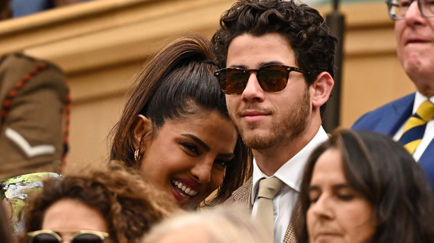 Актриса Приянка Чопра и ее муж певец Ник Джонас на теннисном матче