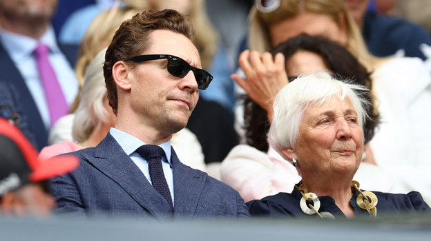 Актер Том Хиддлстон и его мама Диана на теннисном матче