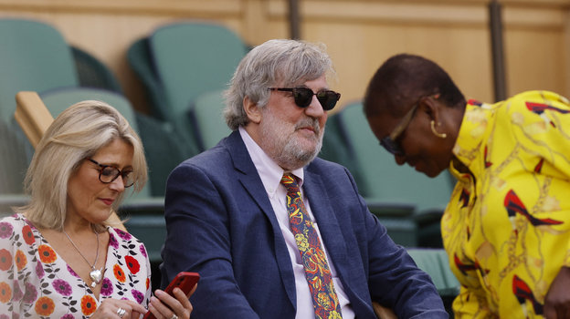 Актер Стивен Фрай на теннисном матче