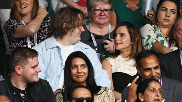 Певец Льюис Капальди и актриса Эмма Уотсон на теннисном матче