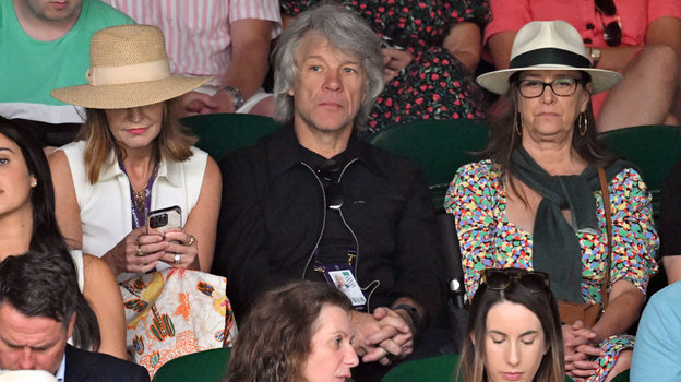 Певец Джон Бон Джови на теннисном матче