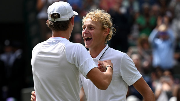 Генри Сирл и Ярослав Демин. Теннисисты Генри Сирл и Ярослав Демин.