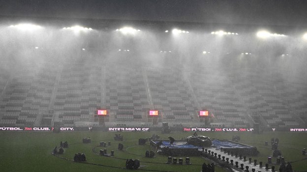 Проливной дождь на стадионе DRV PNK Stadium