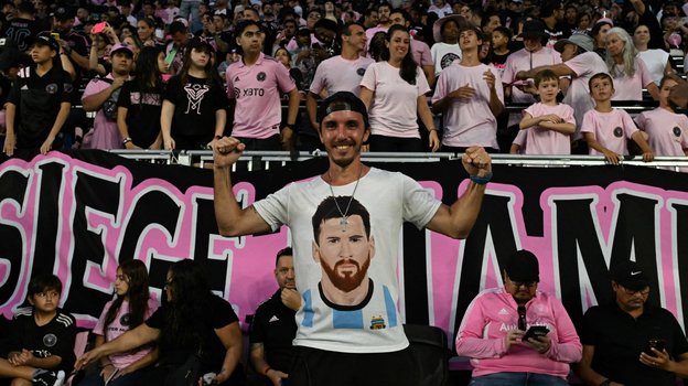 Болельщики в ожидании начала презентации Лионеля Месси