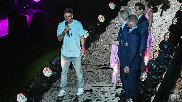 Лионель Месси выступает во время презентации