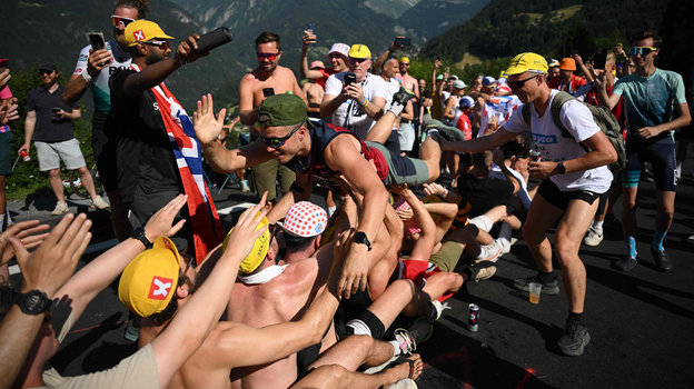 Болельщики во время гонки «Тур де Франс». Болельщики во время гонки «Тур де Франс»