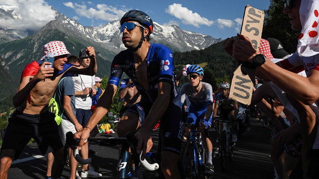 Тибо Пино в окружении зрителей во время гонки. Тибо Пино в окружении зрителей во время гонки