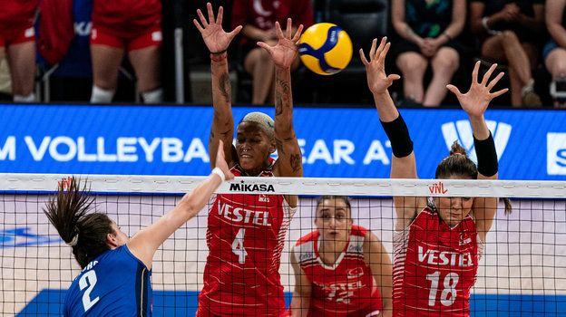 Мелисса Варгас и Зехра Гюнеш. Волейболистки Мелисса Варгас и Зехра Гюнеш