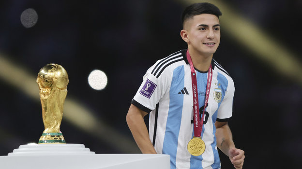 Футболист Тьяго Альмада.