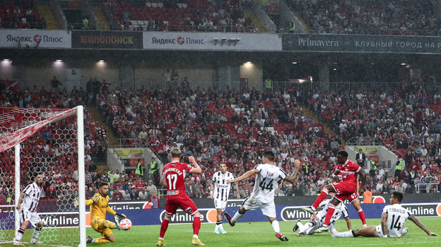 Квинси Промес забивает гол