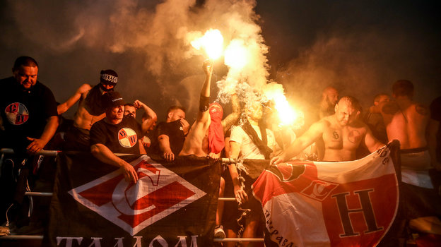 Болельщики «Спартака» жгут файеры