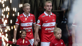 Футболисты «Спартака» Даниил Денисов и Руслан Литвинов.