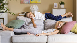 Дети отдыхают на диване