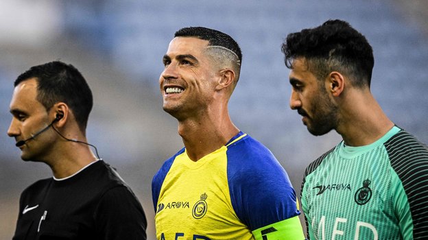 Криштиану Роналду (в центре). Футболист Криштиану Роналду.