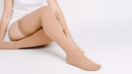 Девушка в компрессионных чулках