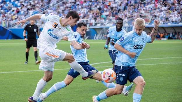 Зелимхан Бакаев (слева) в матче против «Пари НН».