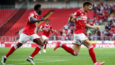 «Спартак» — «Оренбург» — 3:2. Квинси Промес и Даниил Хлусевич празднуют гол.