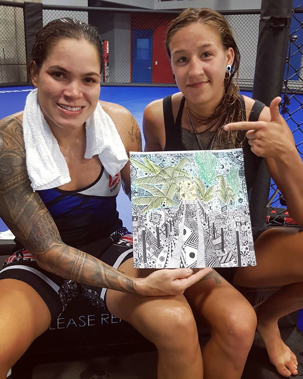 Мария Агапова с картиной, которую у нее купила Аманда Нуньес. Мария Агапова с картиной, которую у нее купила Аманда Нуньес