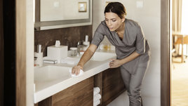 Женщина убирается в ванной.